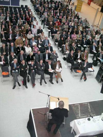 Die anwesenden G�ste h�ren den Ausf�hrungen gespannt zu.