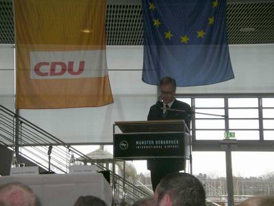 Landrat a.D. Hans Pixa als Vorsitzender des KPV Bezirksverbandes M�nsterland moderierte die Veranstaltung