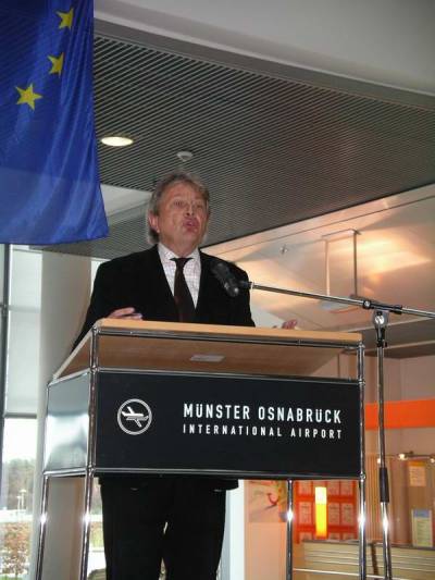 Sch�ppner, der auch Dozent an der Westf�lischen Wilhelmsuniversit�t ist, trug seine Visionen einem gespannten Publikum vor.