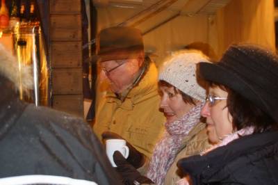 Heie Getrnke und gute Gespche auf dem Weihnachtsmarkt - Heiße Getränke und gute Gespäche auf dem Weihnachtsmarkt