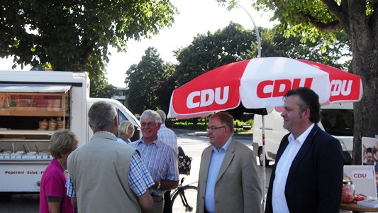 Reinhold Sendker zusammen mit Alfons Dierkes und Ulriach Erdbories im direkten Brgerkontakt.