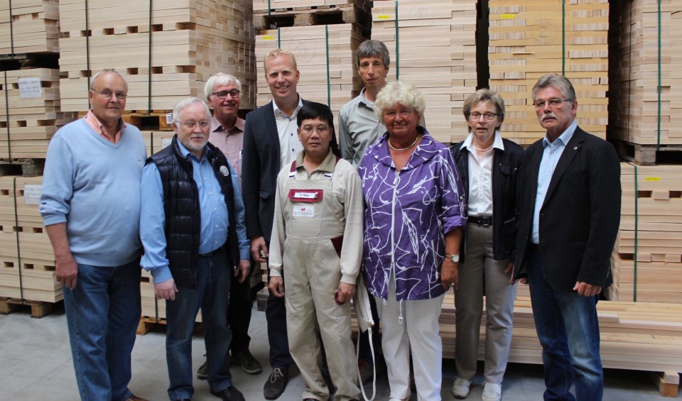 MdL Rehbaum zwischen Firmeninhaber Herrn Holtmann, sen. und Holtman, jun.