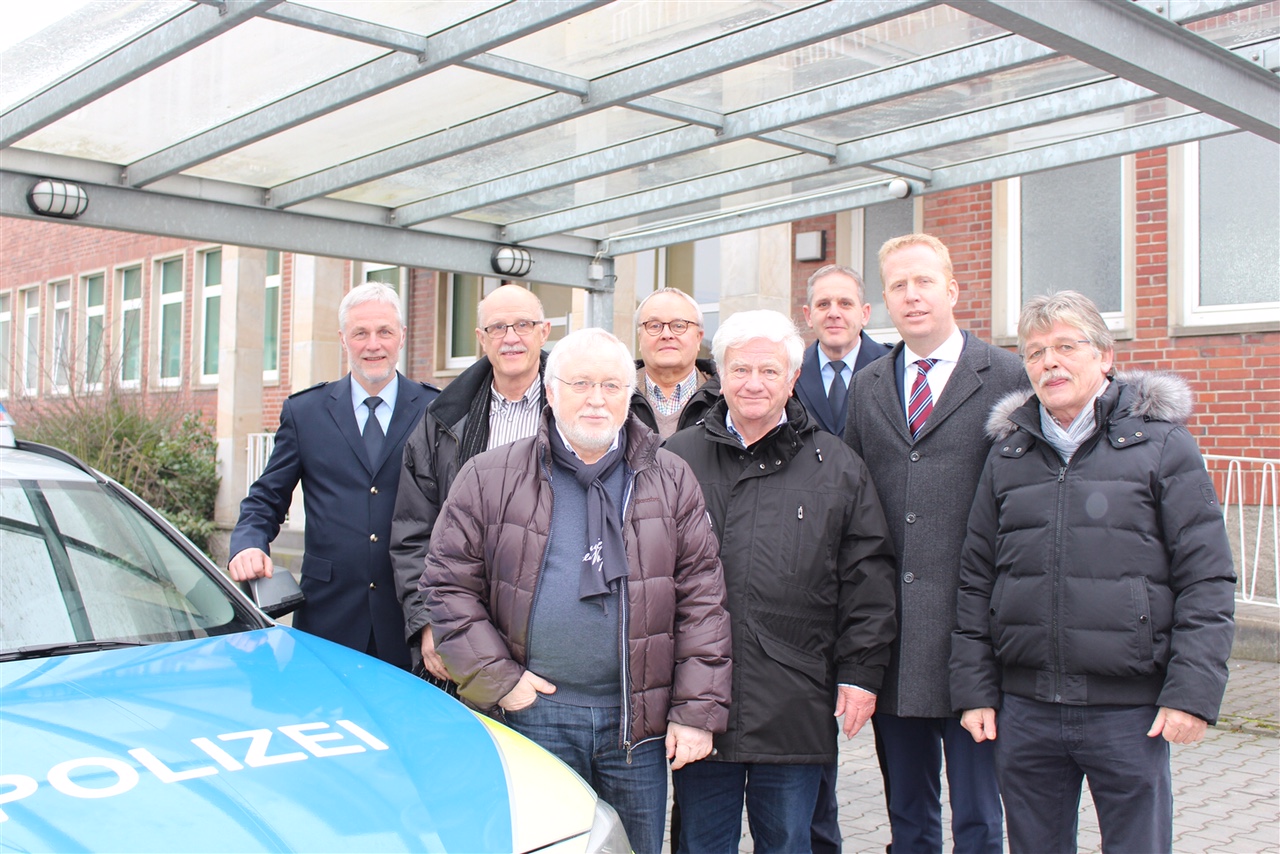 MdL Henning Rehbaum mit Polizeidirektor Ingenol, Hauptkommissar Wienker und Politikern des Beckumer Stadtrates