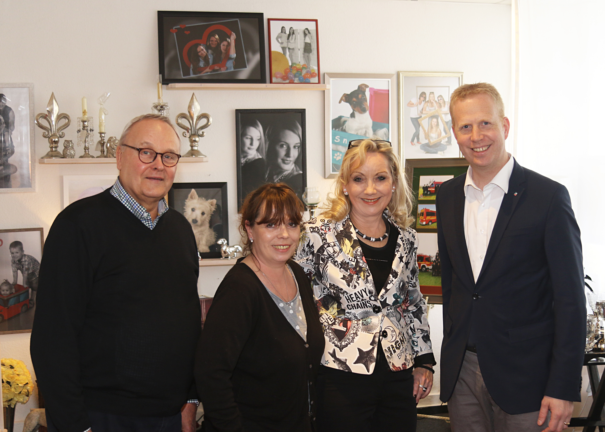 Ulrike Spiggelktter und ihrer Mitarbeiterin mit ihren Besuchern Klaus Schttler und Henning Rehbaum, MdL