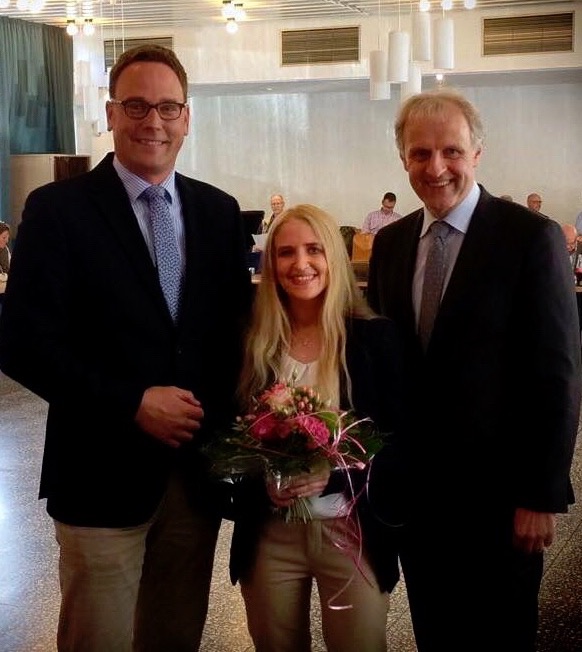 Markus Hner (Fraktionsvorsitzender der CDU) und Brgermeister Dr. Karl-Uwe Strothmann begren Kathrin Averdung als neue Ratsfrau in Beckum