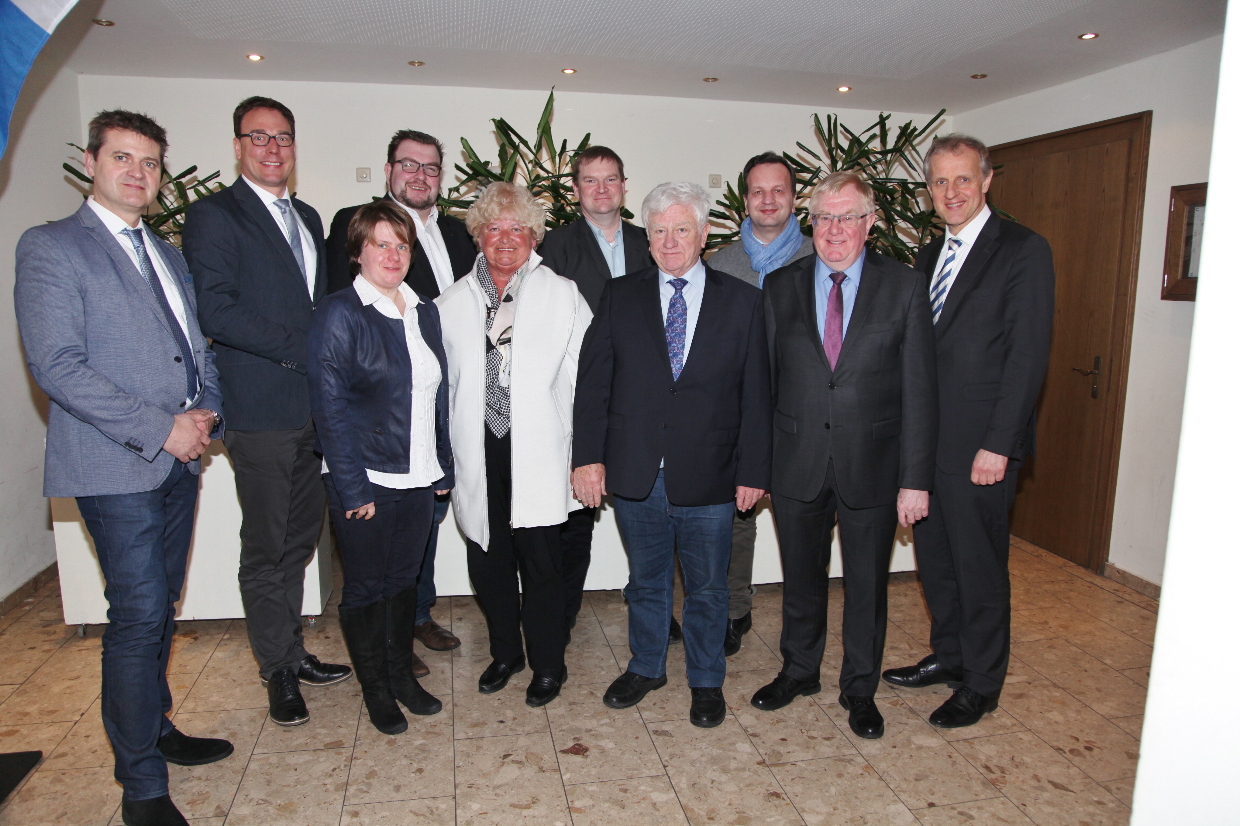 der neue Vorstand (v.l.) Udo Pielsticker, Markus Hner, Sandra Meier, Matthias Wanger, Resi Gerwing, Burkhard Dierkes, Udo Mller, Christoph Pundt, MdB Reinhold Sendker und Brgermeister Dr. Karl-Uwe Strohmann 