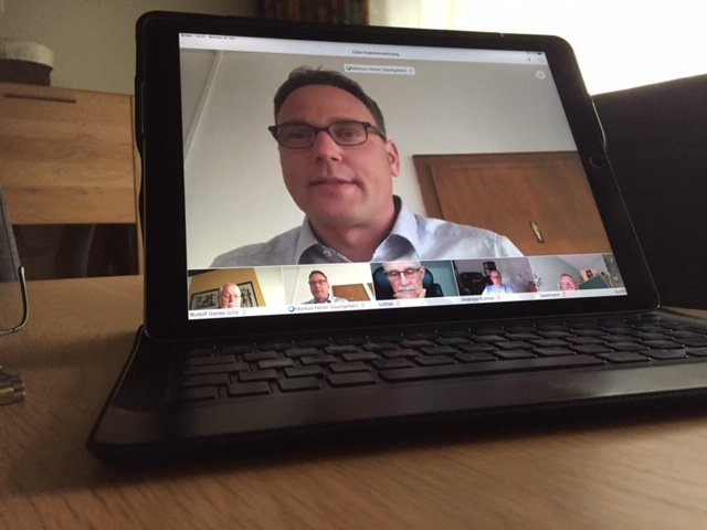 Fraktionsvorsitzender Markus Hner erffnet das Fraktionsmeeting