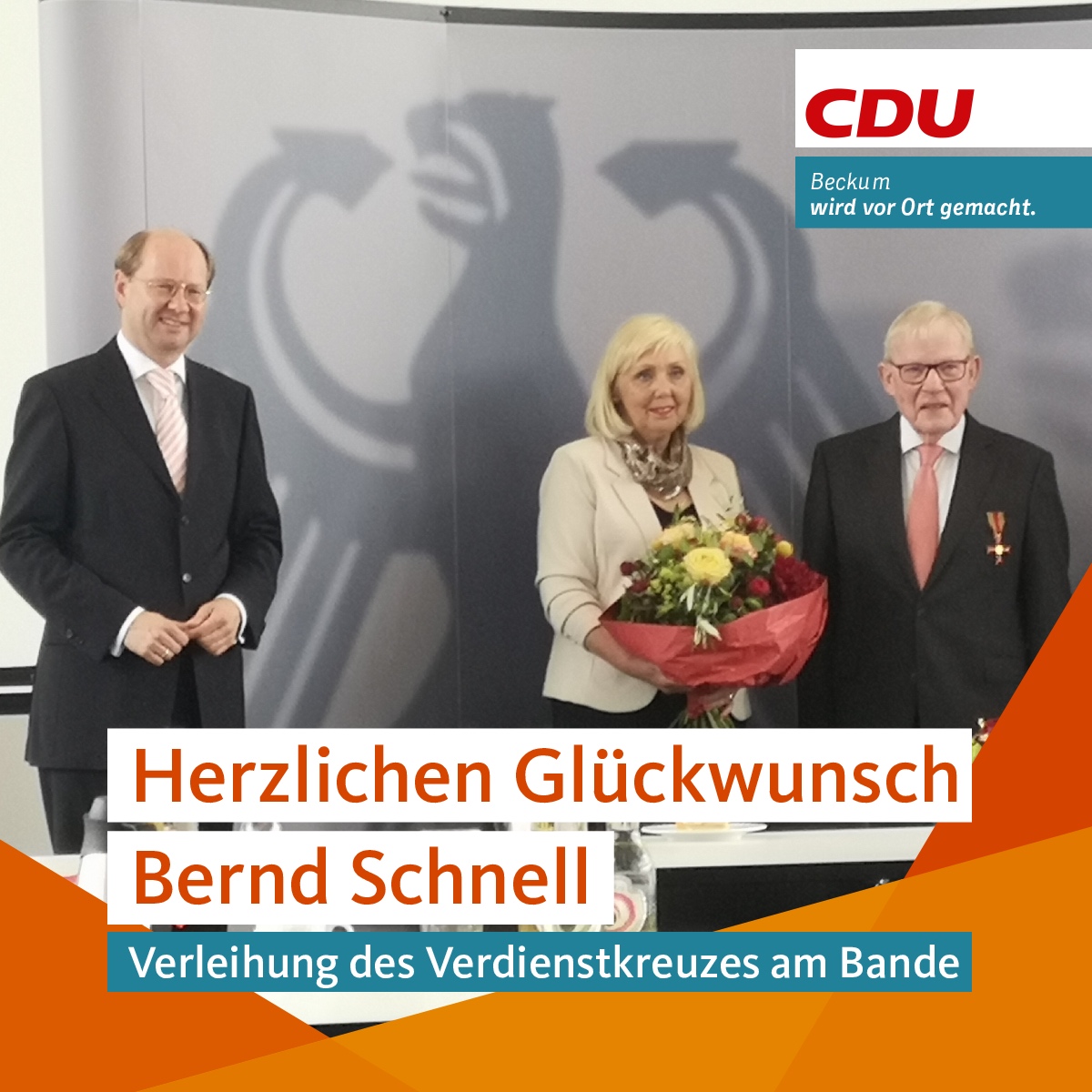 Dr. Olaf Gericke (Landrat CDU) mit dem neuen Trger des Bundesverdienstkreuzes am Bande Herrn Bernd Schnell mit Frau Anita