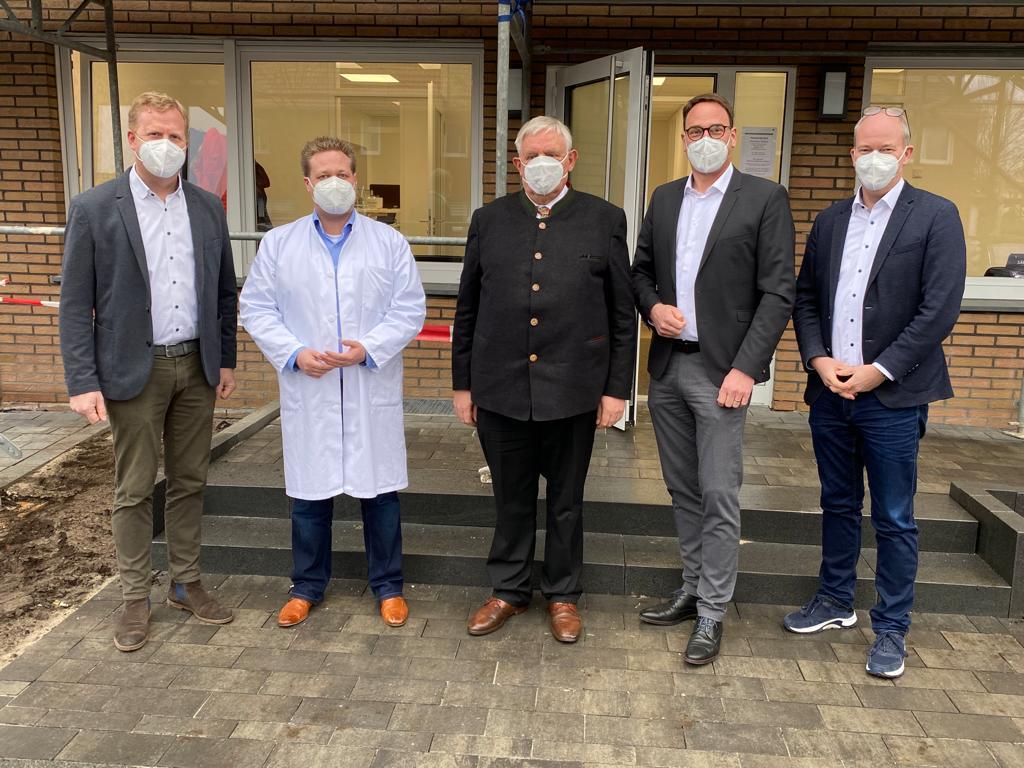 Hoher Besuch zur Praxiserffnung: (v.l.) MdB Henning Rehbaum, Christian Weber, Gesundheitsminister Karl Laumann, CDU-Landtagskandidat Markus Hner und MdL Daniel Hagemeier