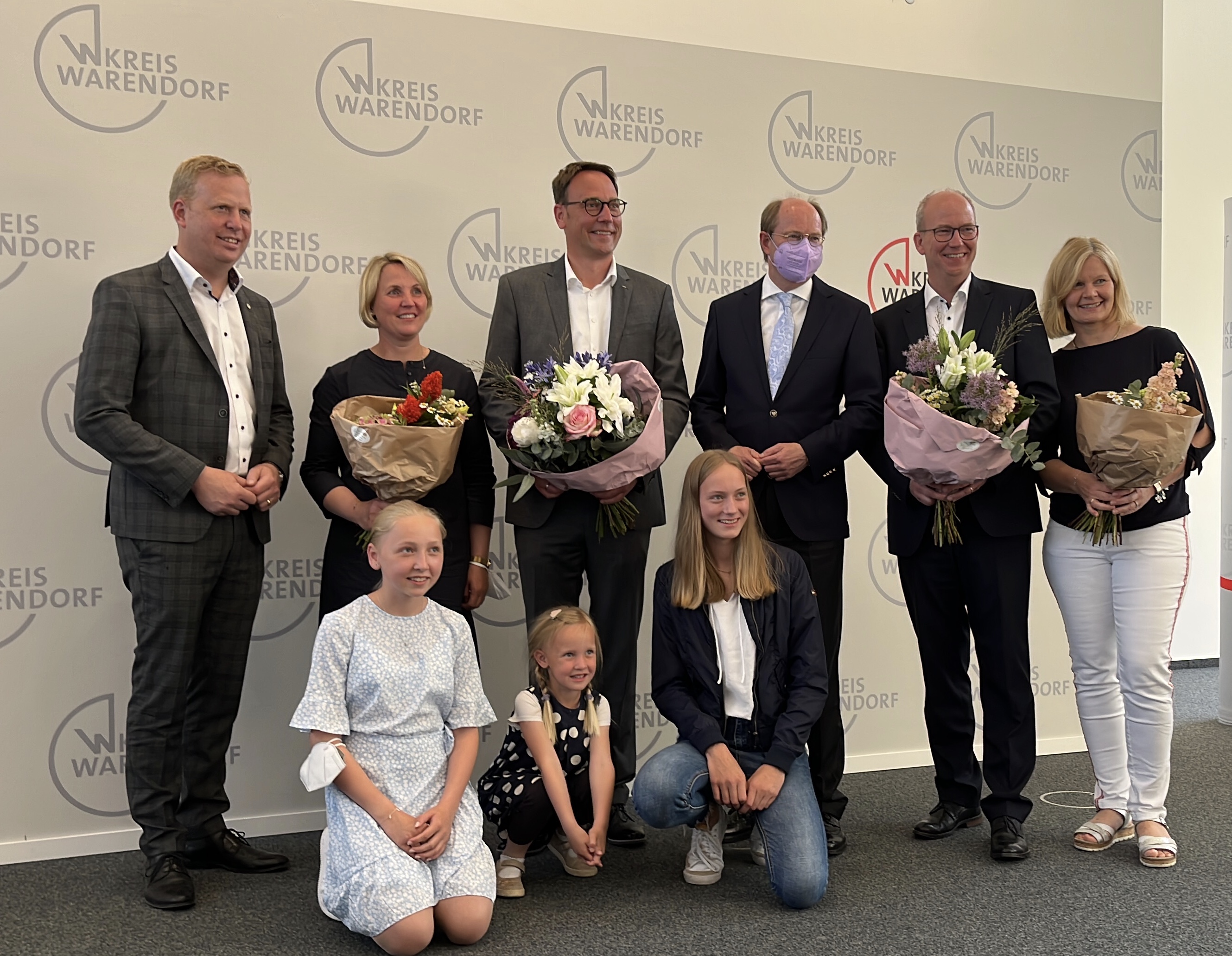 Familienbild im Kreishaus Warendorf: Henning Rehbaum, Markus Hner mit Ehefrau Christiane, Dr. Olaf Gericke, Daniel Hagemeier mit Ehefrau, die drei Tchter der Familie Hner im Vordergrund