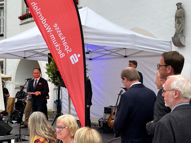 Brgermeister Michael Gerdheirich bei der Erffnungsrede am neuen Markt, daneben die Ehrengste vom Bund, Land und Kreis
