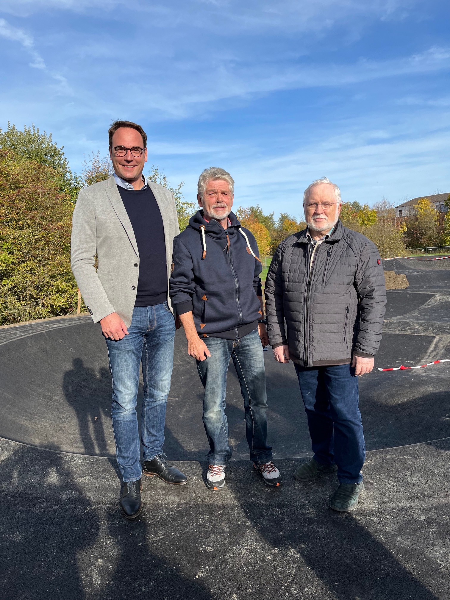 MdL Markus Höner, Peter und Rudi Goriss schauten sich die hergestellte Pumptrack-Anlage an