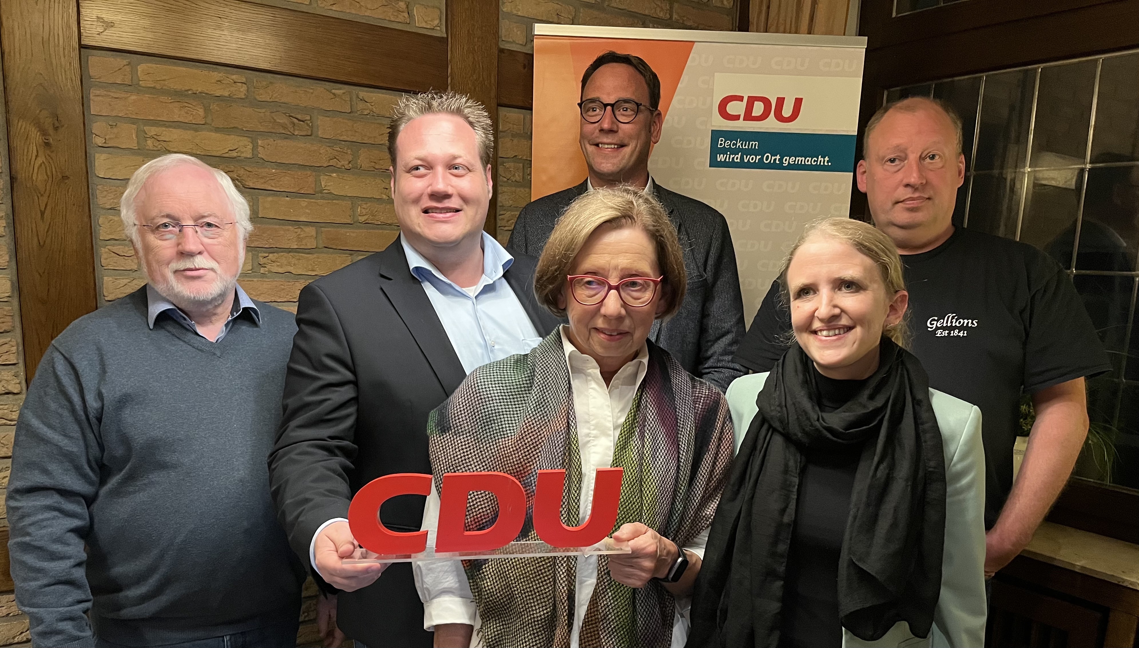 Der neugewhlte Vorstand der CDU Ortsunion Beckum (v.l.) Rudolf Goriss (stellv. Vorsitzender), Christian Weber (Vorsitzender), Markus Hner (MdL),Elisabeth Peter (Schatzmeisterin), Kathrin Averdung (Schriftfhrerin), Ansgar Reinkam (hinten / Mitgliederbea