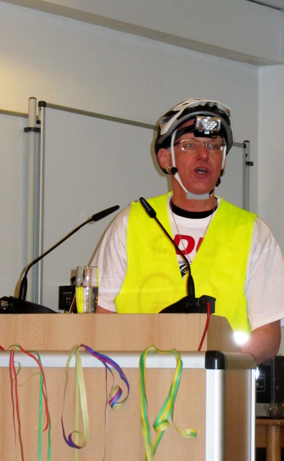 Martin Mtherich - als Walker und Radfahrer verkleidet 