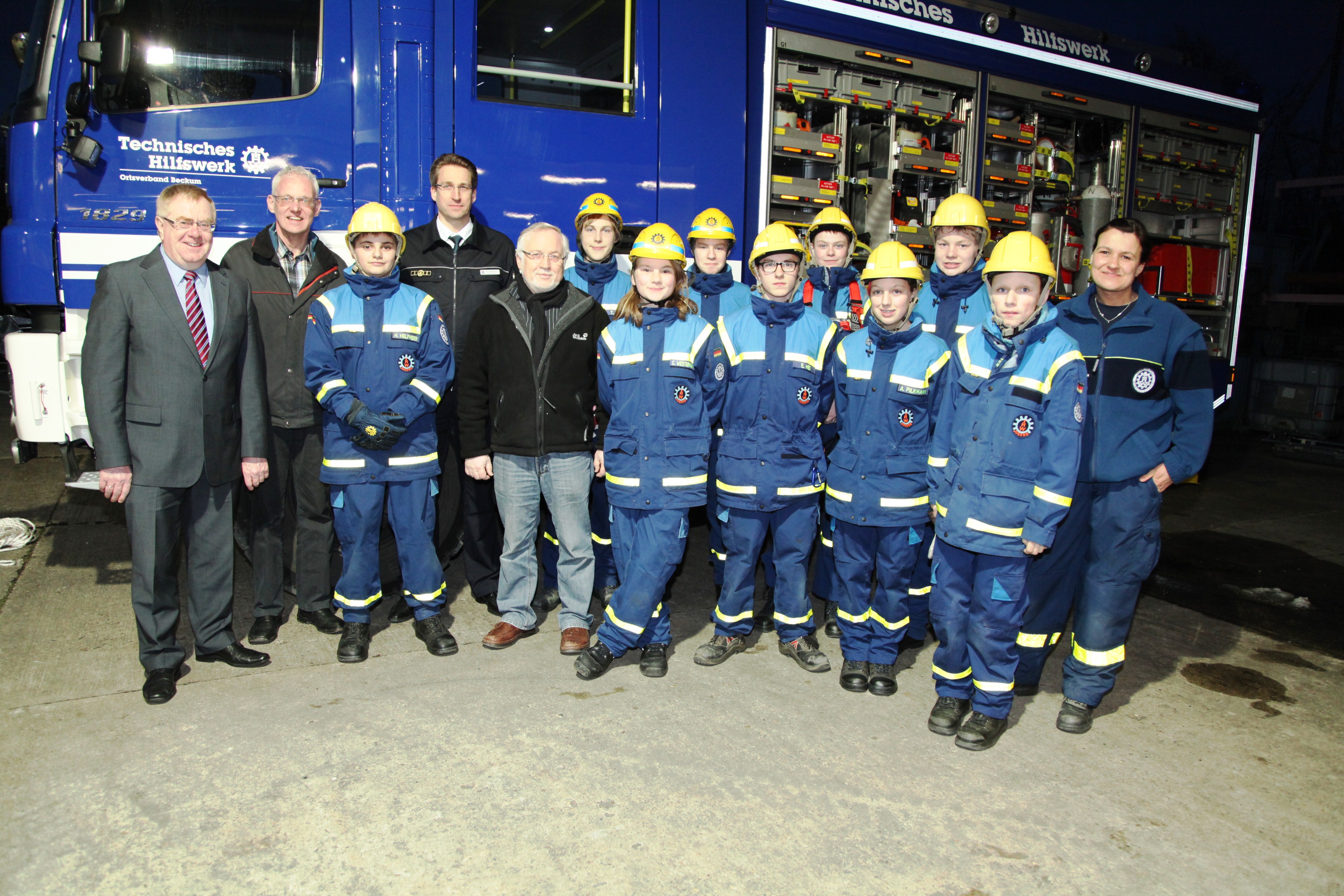Zum Foto: MdB Reinhold Sendker(l.) , Martin Mtherich, Ralf Pelkmann (4.v.l.), Rudi Goriss, 5.v.l. und Diana Thiedig (r.) im Kreise der jungen THWler vor dem neuen Einsatzfahrzeug
