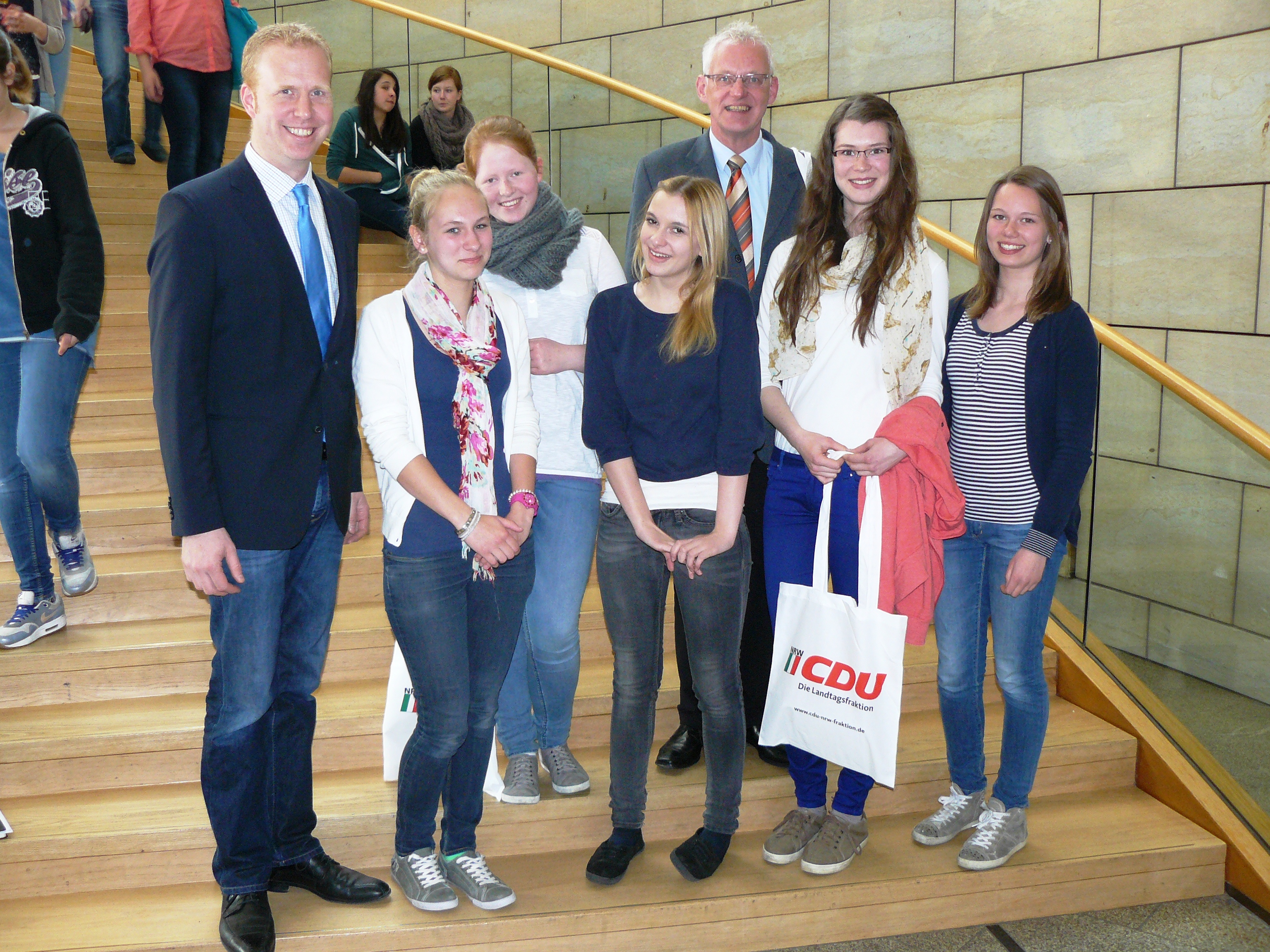 Auf der Treppe des Dsseldorfer Landtages stellte sich die Besuchergruppe dem Fotografen. (v.l.) Henning Rehbaum, MdL, Lucienne Christin Memann, Celina Kodet, Alicia Moya, Wahlkreisbromitarbeiter Martin Mtherich, Maike Stutenbumer und Anna Schembecker