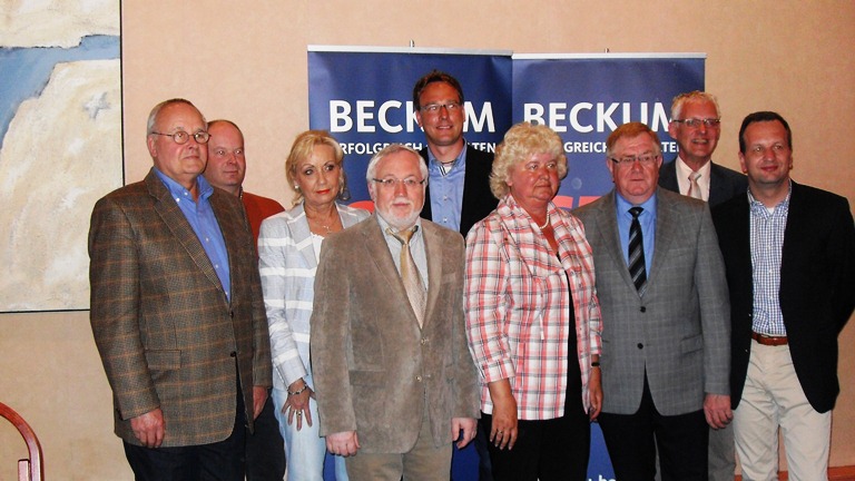 Die Beisitzer Klaus Schttler, Josef Schumacher und Ulrike Spiggelktter, Vorsitzender Rudi Goriss, stv. Vorsitzender Markus Hner, Resi Gerwing, MdB Reinhold Sendker,Geschftsfhrer Martin Mtherich und der bisherige Vorsitzende Christoph Pundt