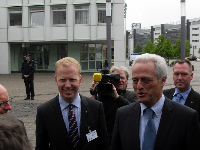 MdL Henning Rehbaum (Albersloh) zusammen mit Bundesverkehrsminister Dr. Peter Ramsauer bei der Begrüßung vor der Halle Münsterland.