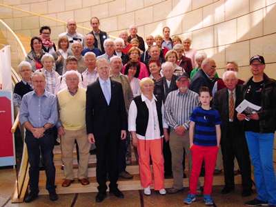 Auf der Besuchertreppe des Dsseldorfer Landtages stellten sich die Mitglieder des Beckumer Schreineramtes  mit Amtmann Helmut Vilbusch (vordere Reihe links) und  dem CDU-Landtagsabgeordneten Henning Rehbaum (3. v.l.) dem Fotografen.