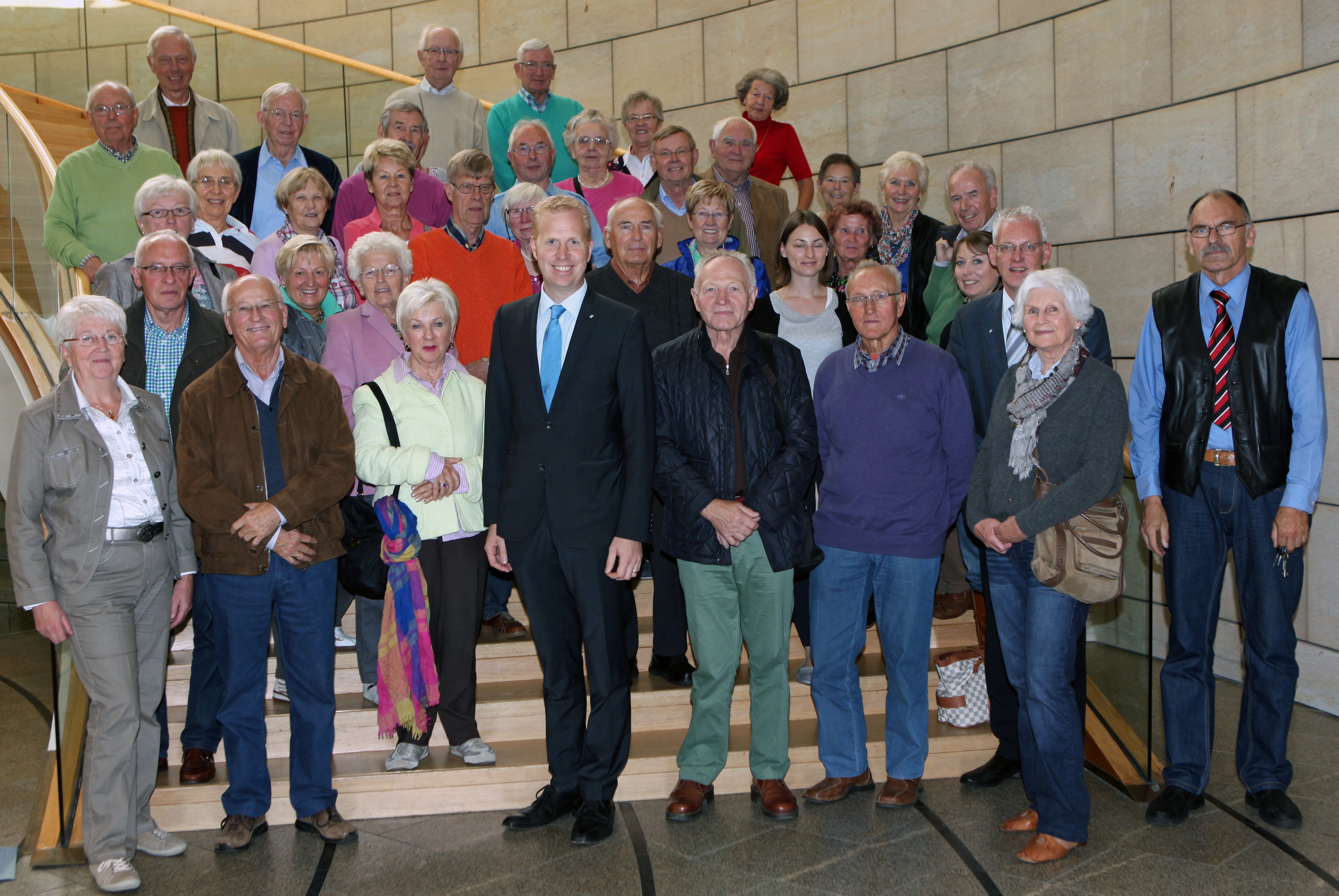 Auf der Treppe des Landtages stellte sich die Beckumer Besuchergruppe mit Henning Rehbaum (m.) dem Fotografen zum Erinnerungsfoto.